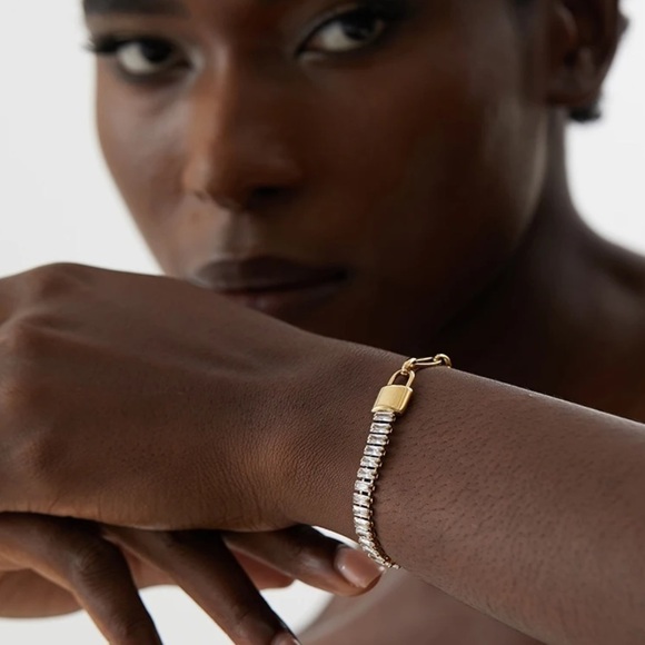 New Unique Gold Cubic Zirconia Padlock Bracelet - Picture 12 of 14